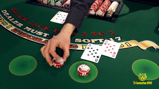 Khi tìm hiểu blackjack là gì nhiều người chơi bị thu hút bởi tùy chọn bảo hiểm (insurance) khi nhà cái mở A