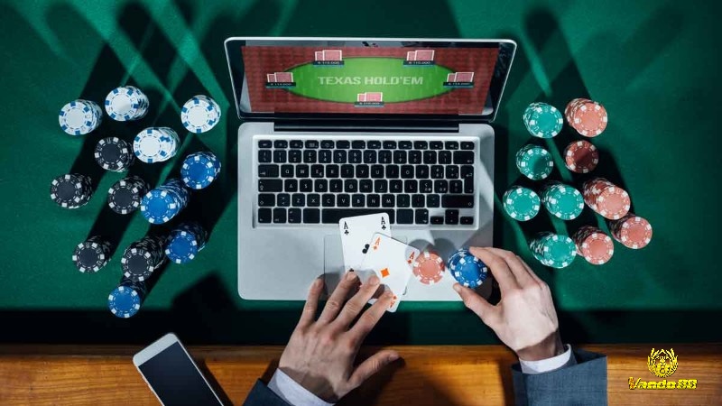 Trong giai đoạn đầu với những tay bài mạnh hay sử dụng chiến thuật poker tournament