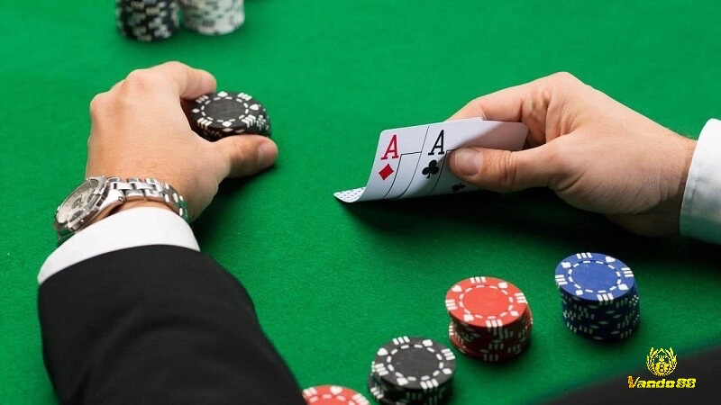 Người chơi stud poker phân tích bài ngửa và hành vi cược để đoán chiến lược đối thủ