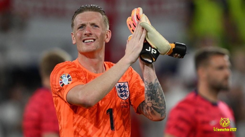 Jordan Pickford thi đấu nổi bật trong màu áo tuyển Anh tại các giải đấu lớn như Euro và World Cup.