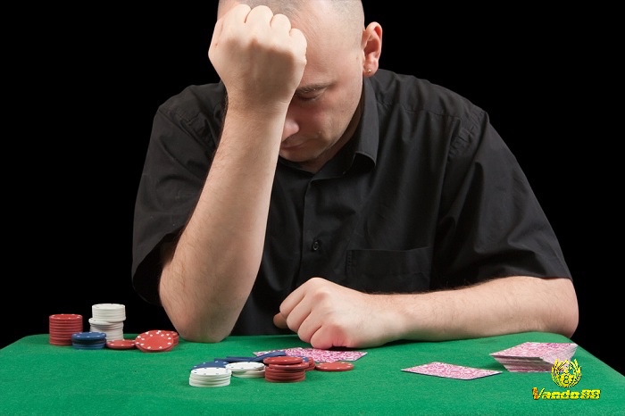 Thua với bài rác trong Poker là gì dễ khiến người chơi mất bình tĩnh và rơi vào “tilt”.