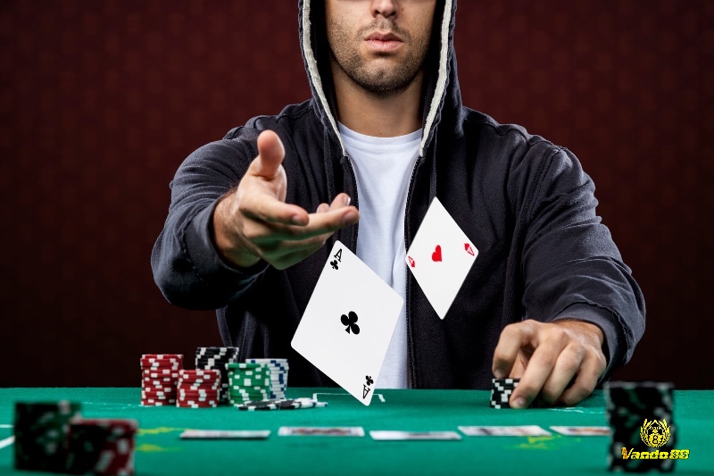 Fold sớm với bài rác trong Poker là gì giúp bảo toàn chip và tránh rủi ro không đáng có.