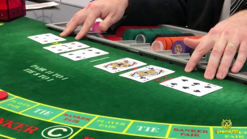 So sánh Baccarat và các game bài: Baccarat có nhịp độ nhanh, trong khi Tiến Lên và Phỏm mang tính chiến thuật chậm rãi, cân não.