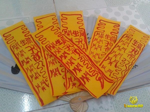 Giấc mơ thấy mình đi xin bùa thể hiện bạn đang tìm kiếm sự bảo vệ và chỗ dựa tinh thần trong cuộc sống