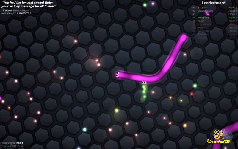 Chú rắn trong Slither.io thu thập điểm sáng giữa đấu trường đông người chơi
