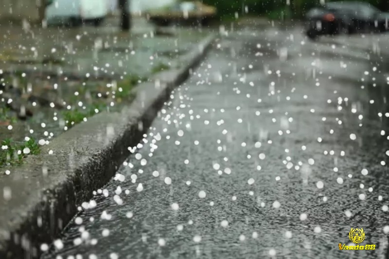 Ngủ mê thấy trời mưa đá to dự báo về một sự may mắn bất ngờ