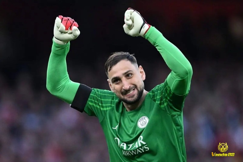 Gianluigi Donnarumma sở hữu thể hình vượt trội, phản xạ tốt và khả năng bắt penalty ấn tượng