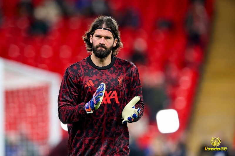 Alisson Becker là thủ môn hiện đại, mạnh ở đối mặt một đấu một và triển khai bóng từ tuyến dưới